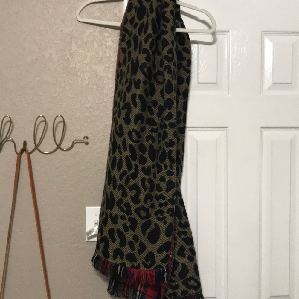 2 sided scarf - animal print/plaid